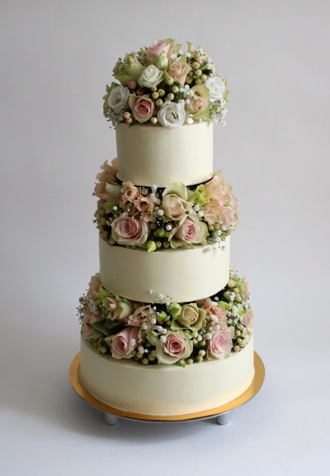 Hochzeitstorte mit frischen Rosen